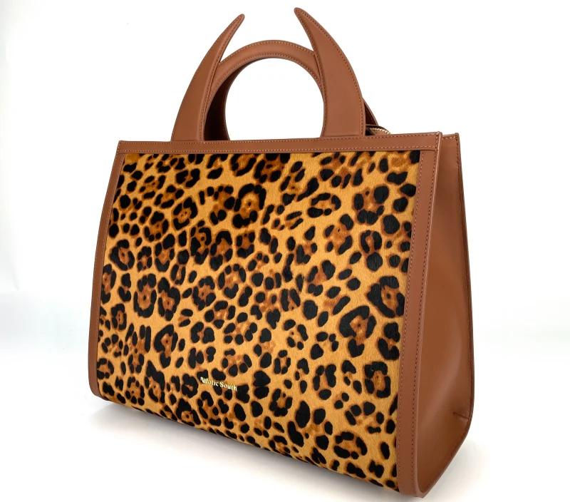 Bolsa de marca premium com estampa de leopardo