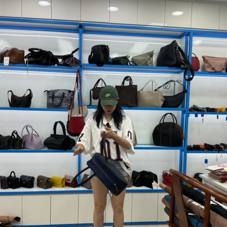 트렌디한 가방 브랜드 BAGSRAIN의 파트너입니다.
